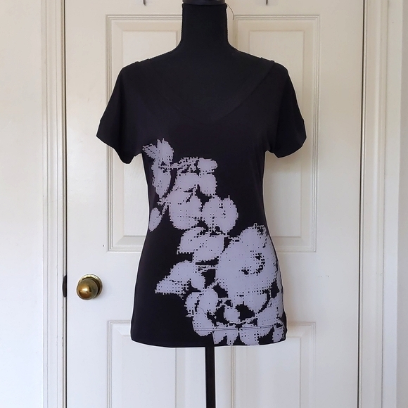 NWT. The Limited Stretch Short Sleeve V-Neck Blouse with Front Painted Flowers. - Picture 4 of 5